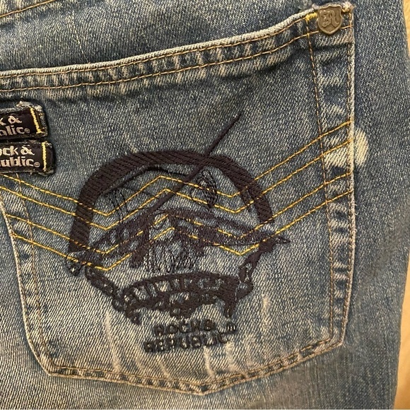 ROCK & REPUBLIC Blue Graphic Pockets Raw Frayed Hem Shorts Size 17 1/2” Waist - Picture 3 of 9